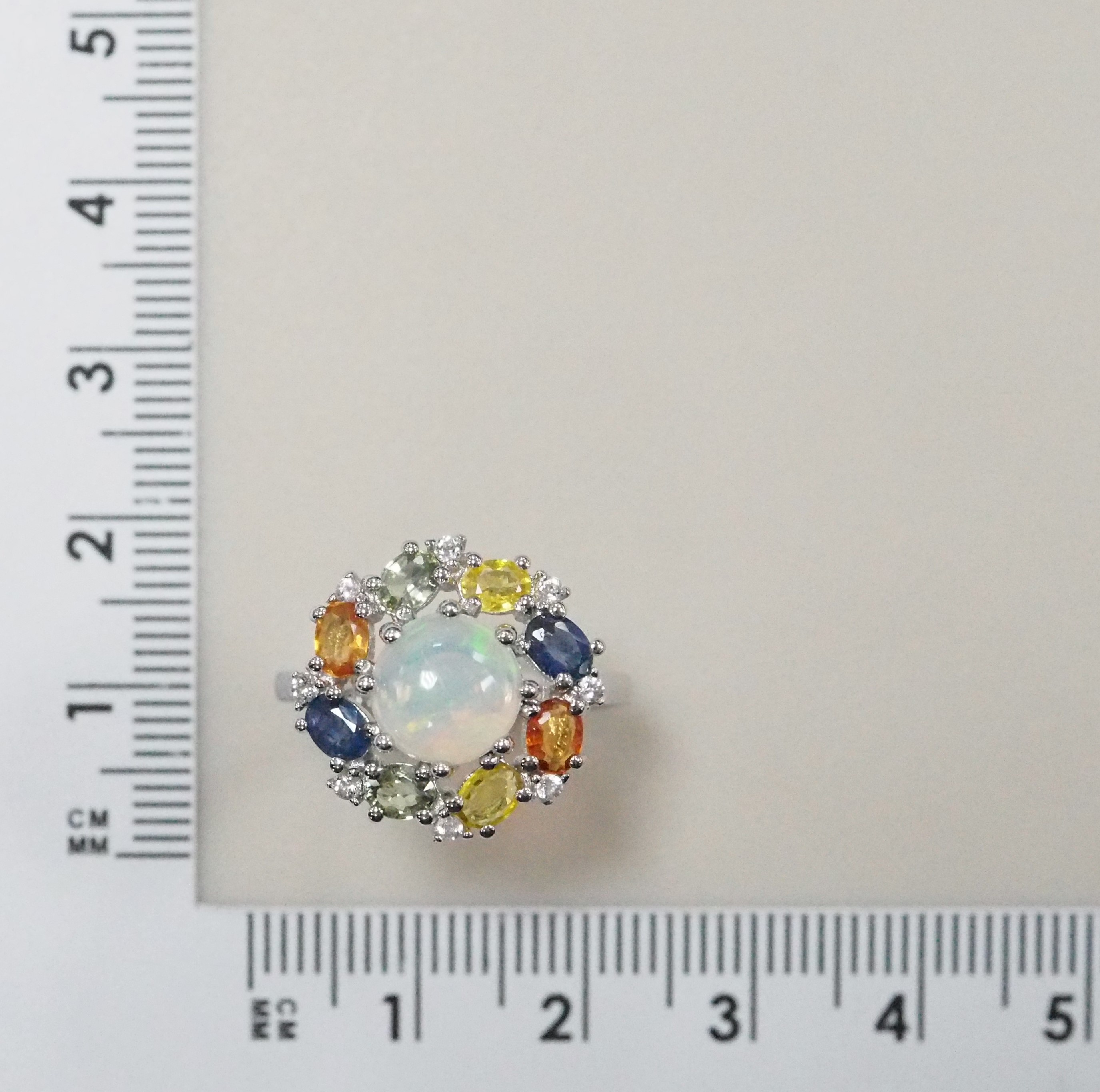 Серебряное кольцо 925 пробы; вставки 1 Опал белый 1,35ct; 8 Мультисапфир 1,66ct; 8 Топаз белый 0,13ct;